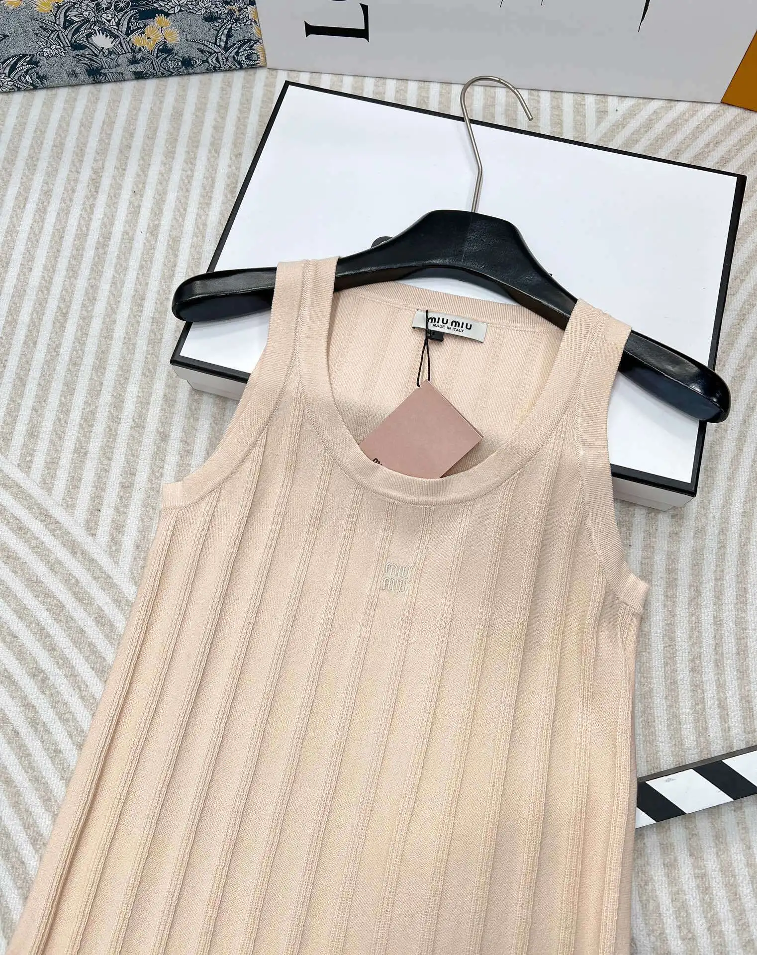 Весенне-летняя новая выставка-жить с Тобой-образным вырезом в городе МЮМЮ