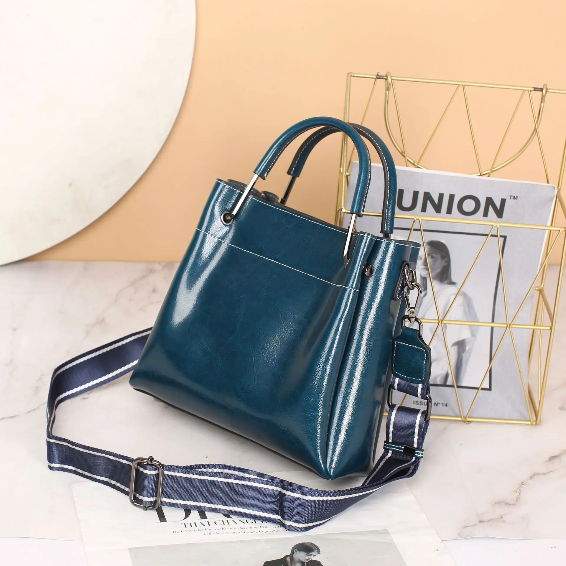 

Новинка Весна 2022 женская Европейская и американская мода масляная Вощеная кожа вместительная сумка-мессенджер на одно плечо