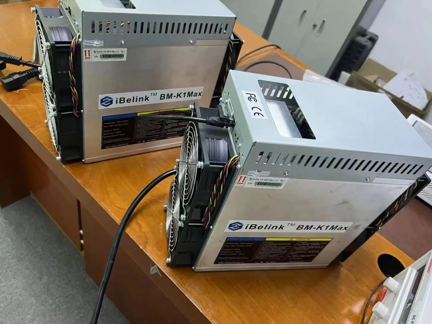 

BM-K1 Max from iBeLink mining Kadena algorithm with a maximum hashrate of 32Th/s for a power consumption of 3200W.