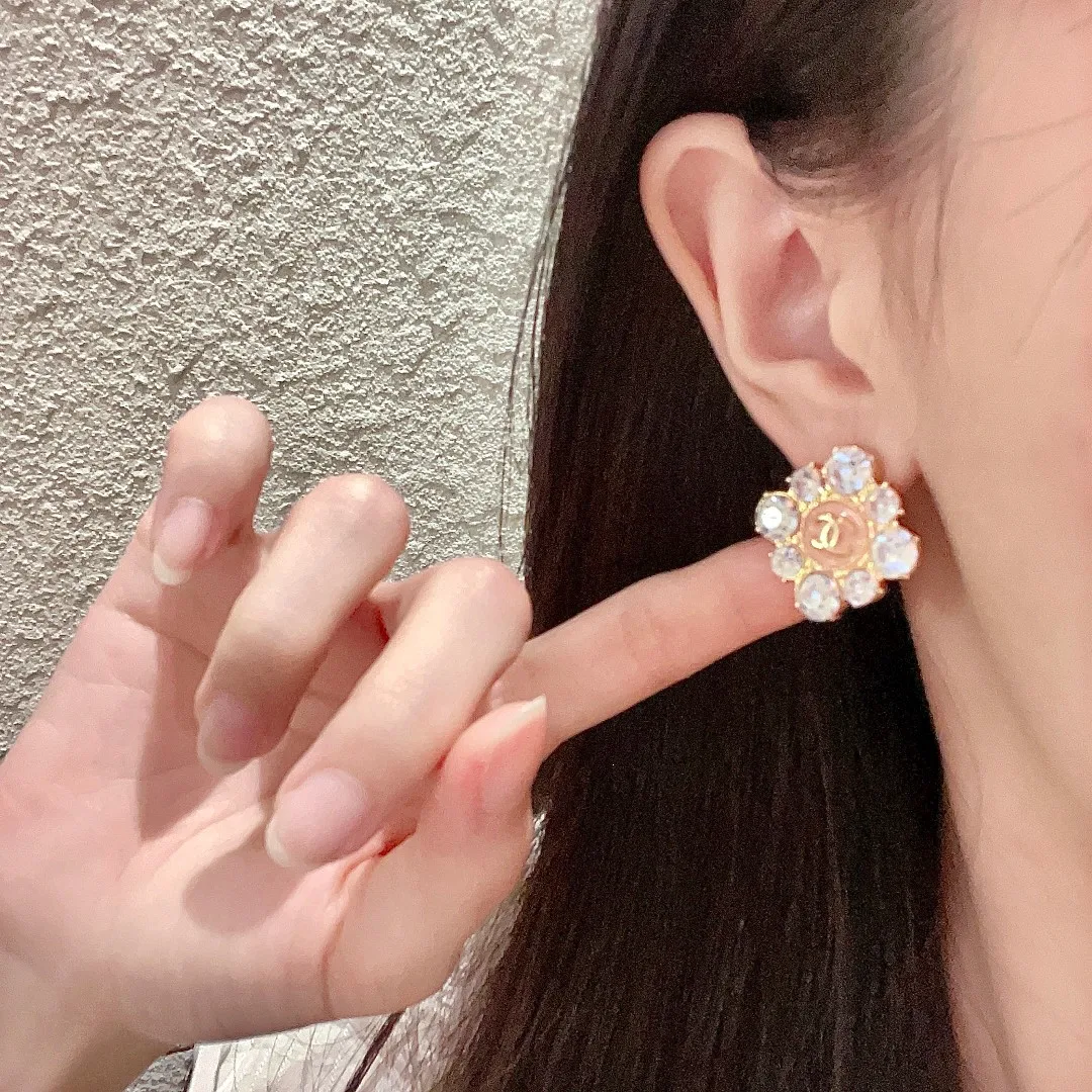 Классические простые женские серьги Chanel，модные и персонализированные