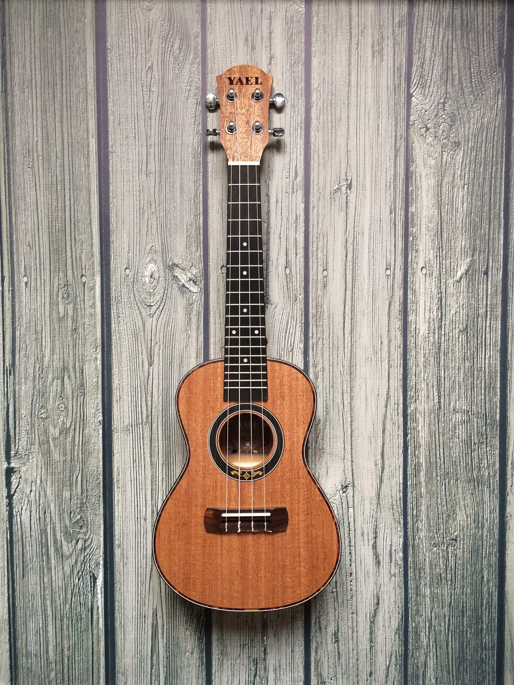 Укулеле с волнами. Укулеле большая. Укулеле расцветки. Укулеле большая. Укулеле большая.