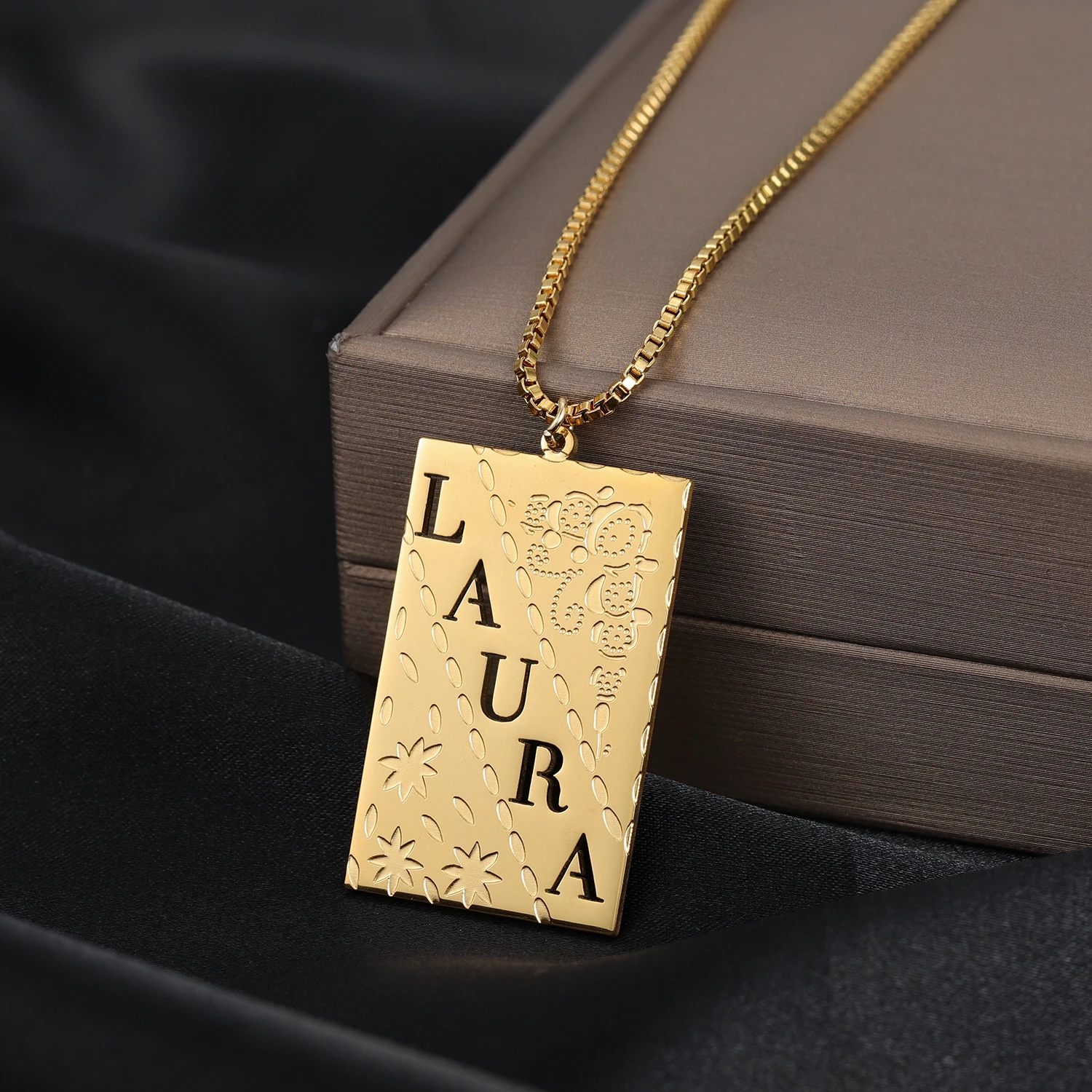 

Индивидуальный вертикальный квадратный кулон, покрытый золотом 18 карат, индивидуальное ожерелье с надписью и именем персонализированного идеального подарка