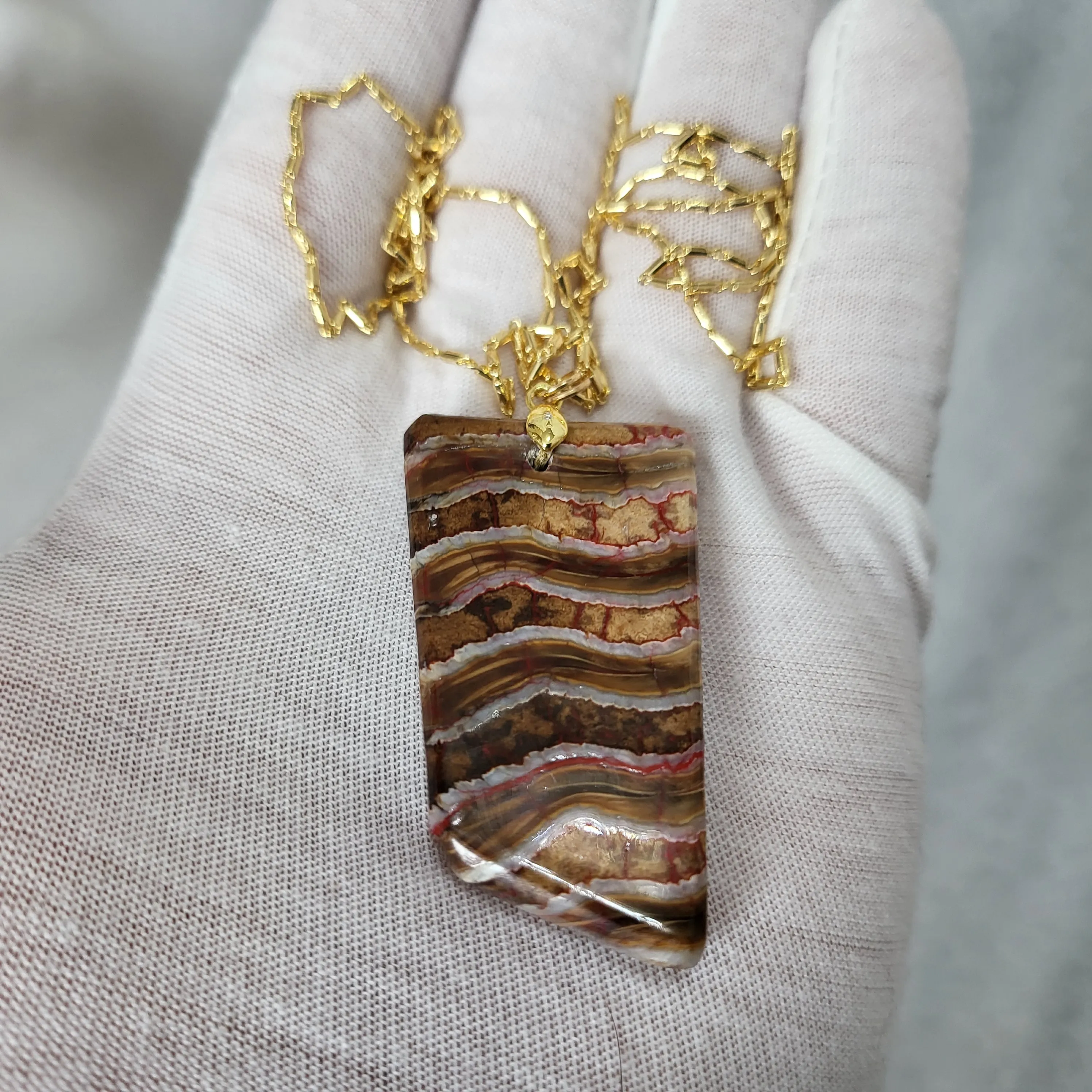 Рисунок 3 - Кулон, подвеска из стабилизированного зуба мамонта