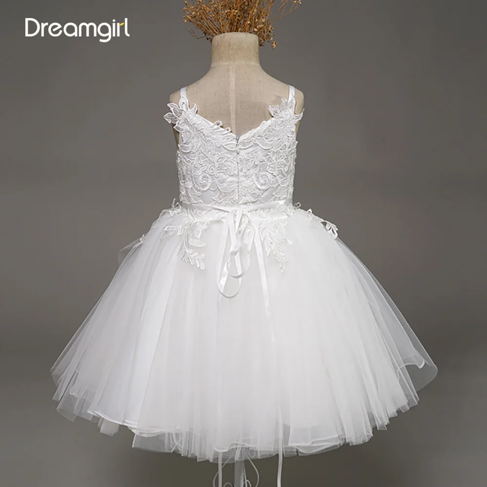 Кружевное пышное платье цвета слоновой кости с цветочным принтом и поясом