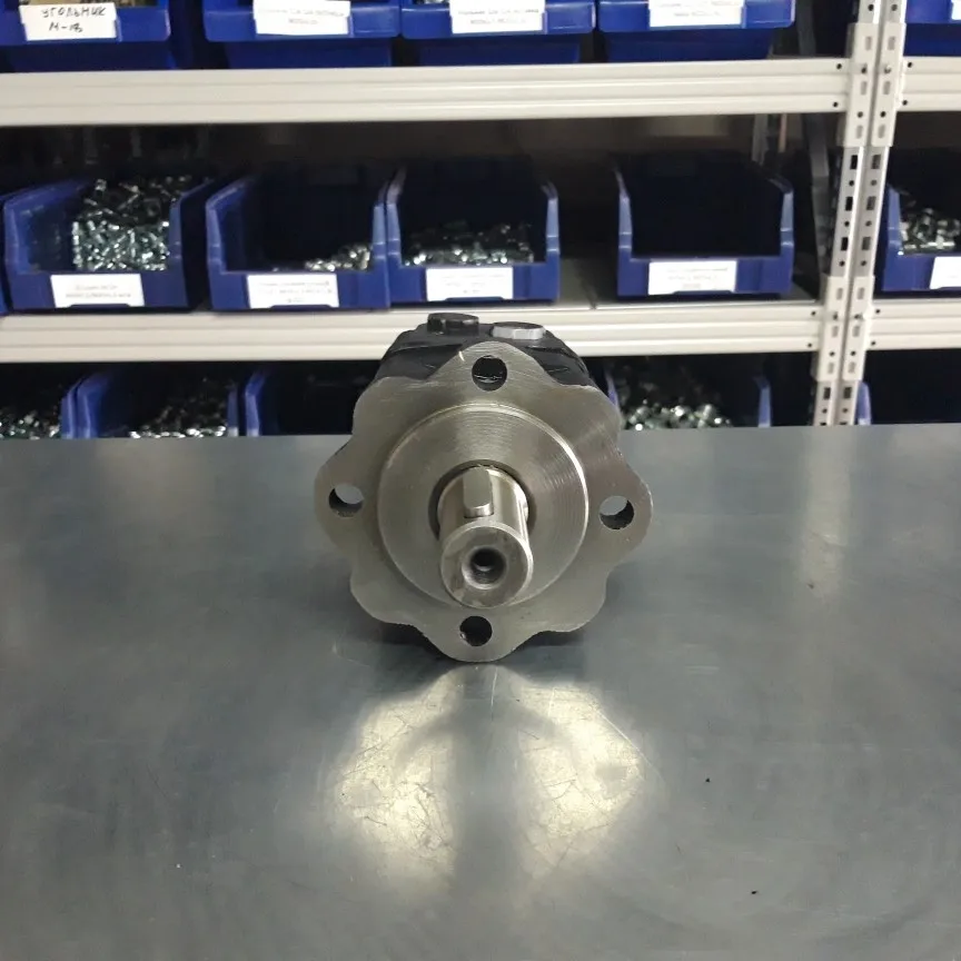 Гидромотор bobcat 7023316. Гидромотор мт 400 с редуктором. Гидромотор щетки. Kovaco гидромотор щетки. Гидромотор щетки.