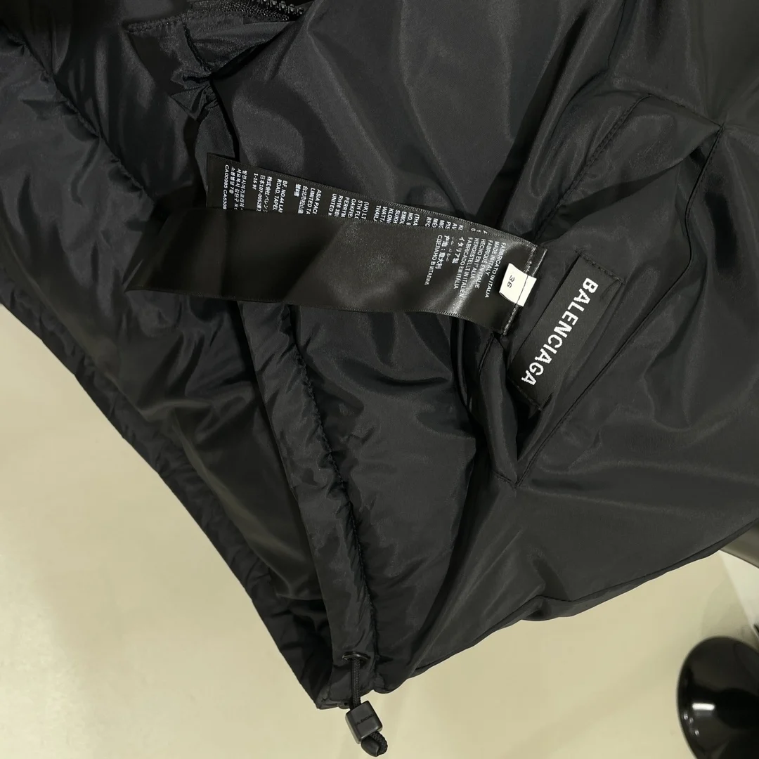 Эта куртка очень тонкая ткань с узором корсета. Верхняя версия воротника