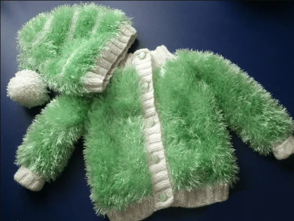 Alize decofur sim изделия из пряжи. изделия из меховой пряжи. изделия из ниток травка. пальто из травки для женщин. изделия из травки спицами.