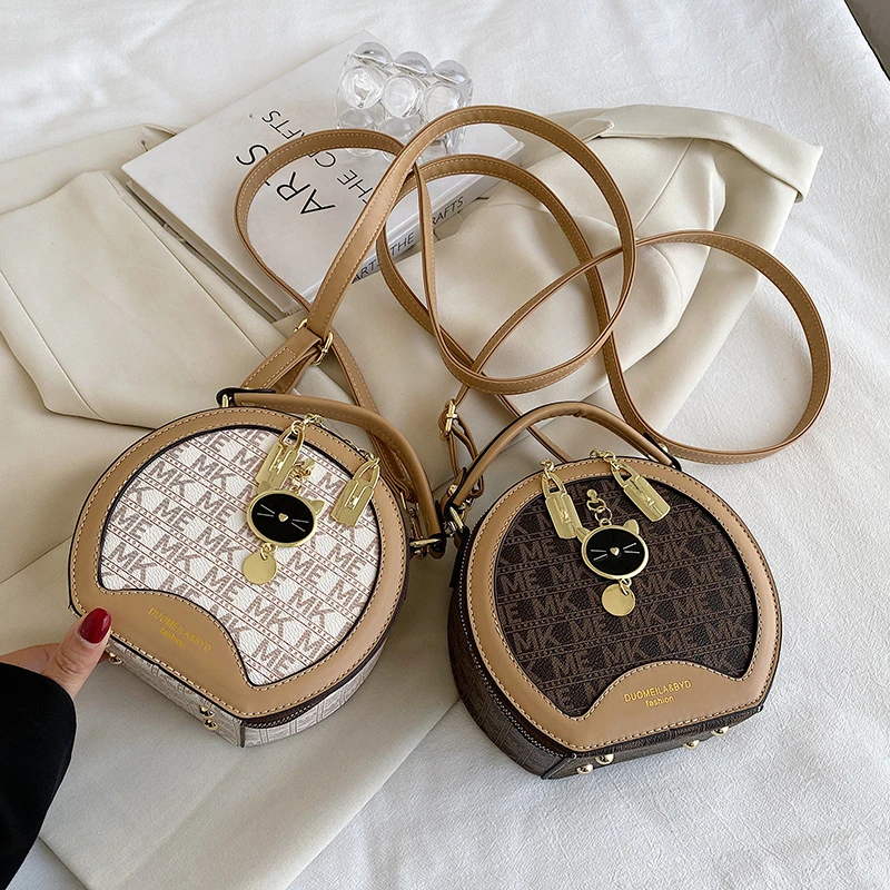 Fashion small PU leather gift box 2022 new creative handbag solid color box with hand gift bag