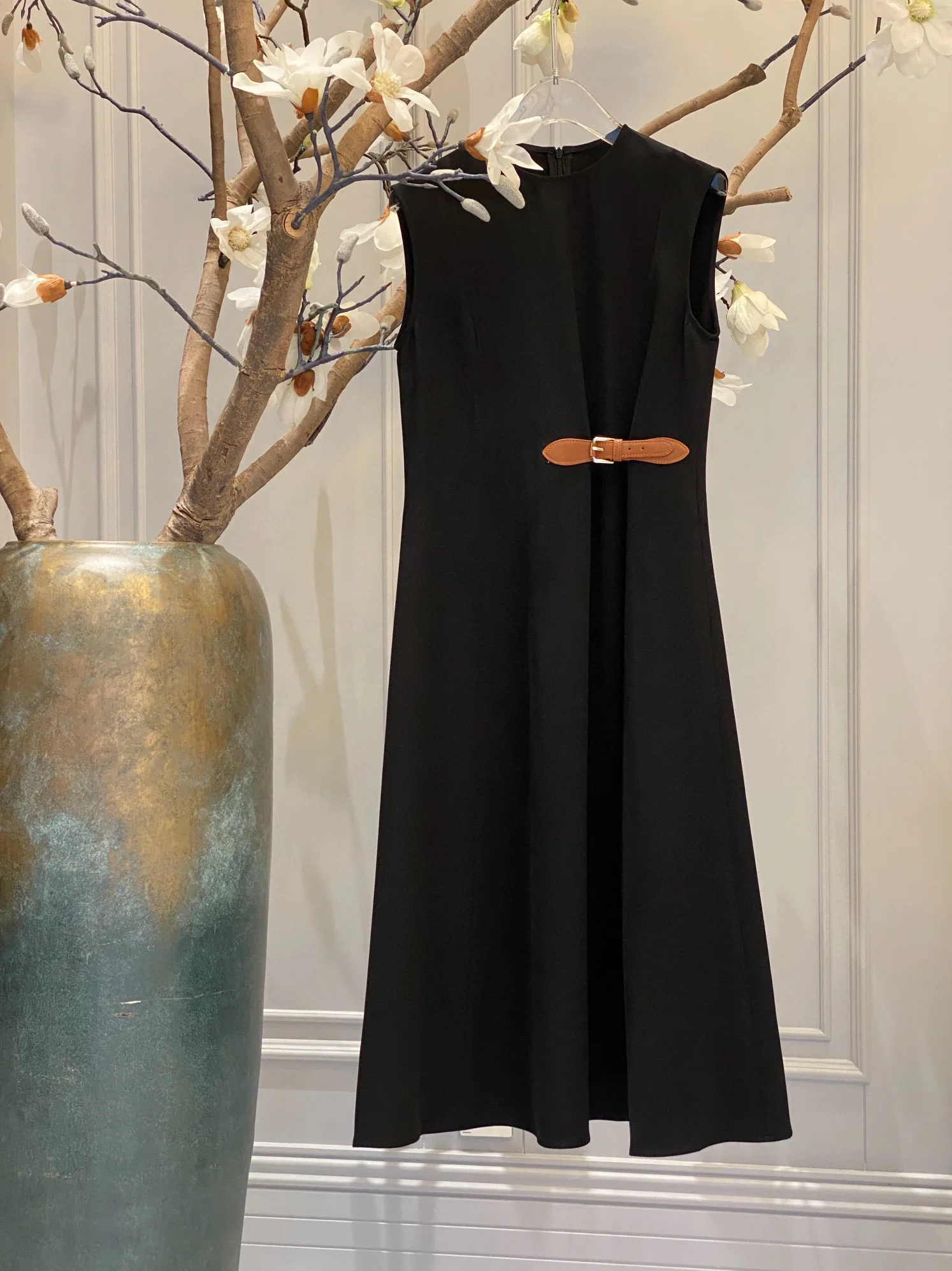 Элегантное платье миди без рукавов с декоративным ремнём