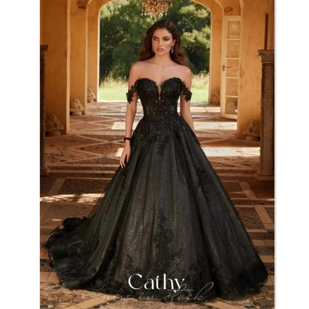 Купи Shiny Black Off The Shoulder Wedding Gown Gothic Black Tull Sweep Train Wedding Dress Gothic Lace Embroidery Bride Gown за 6,106 рублей в магазине AliExpress