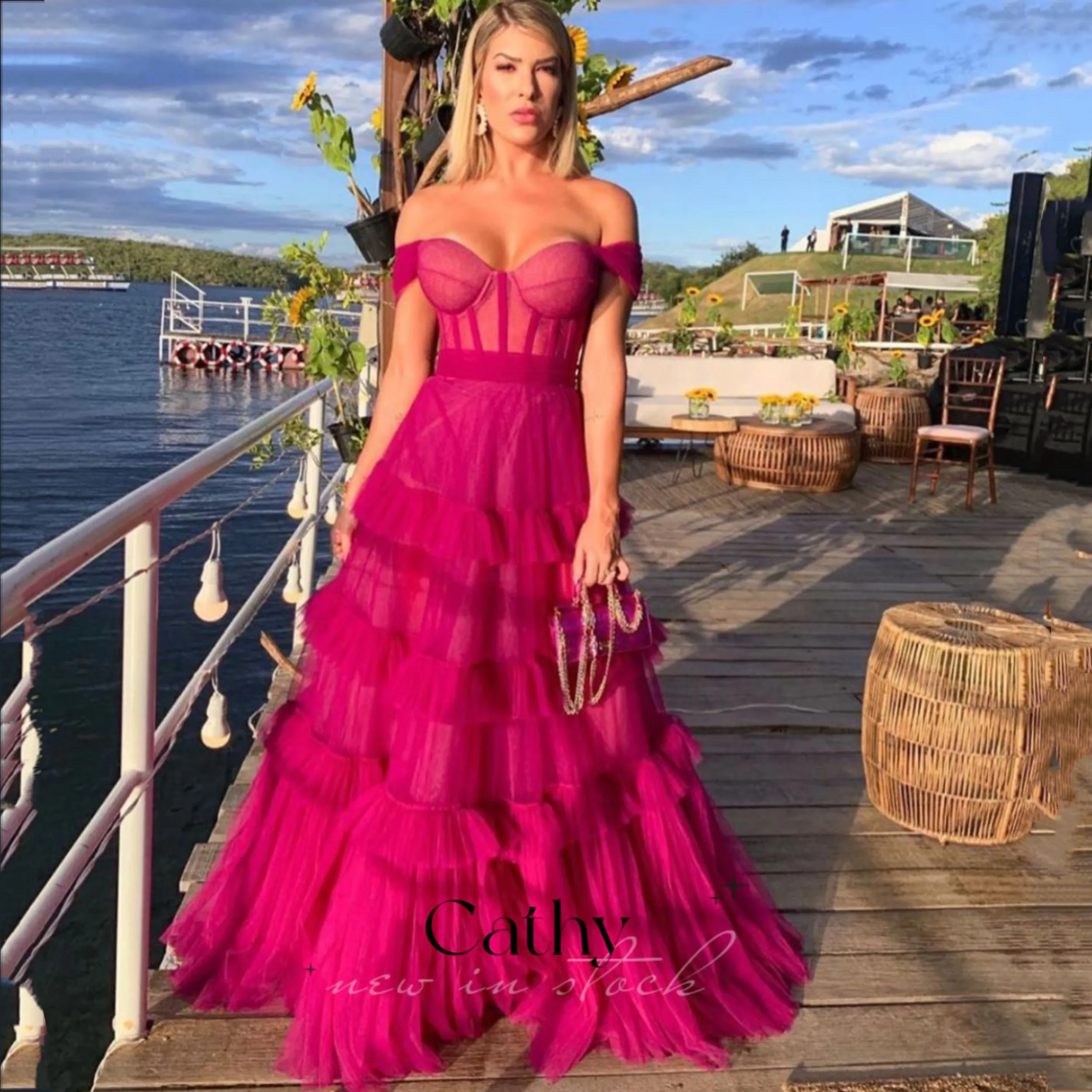 

Вышитые тюлевые вечерние платья со шлейфом