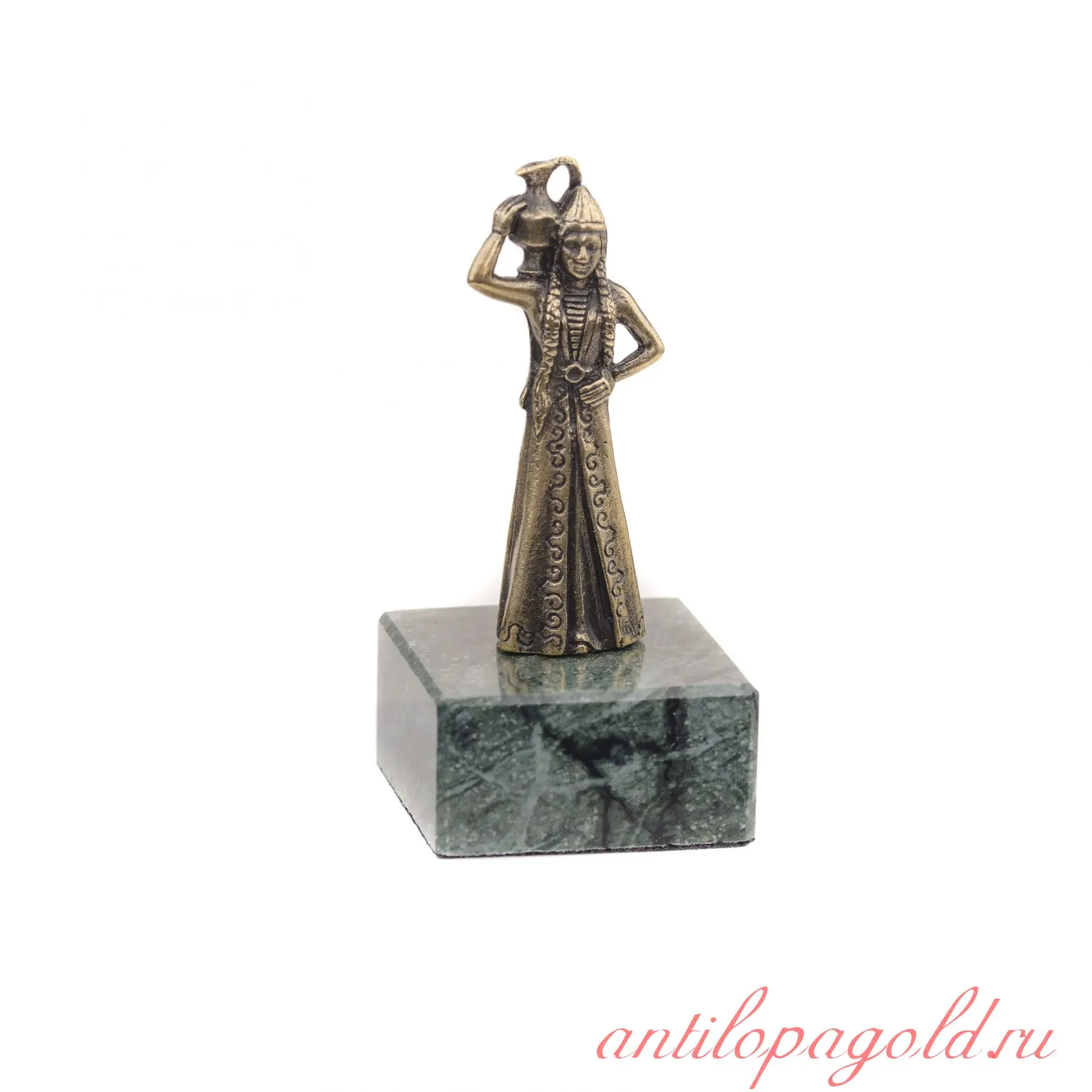 Даргинцы кубачи. Девушка у родника с кувшином. Горянка с кувшином. Кукла горянка. Горянка с кувшином.