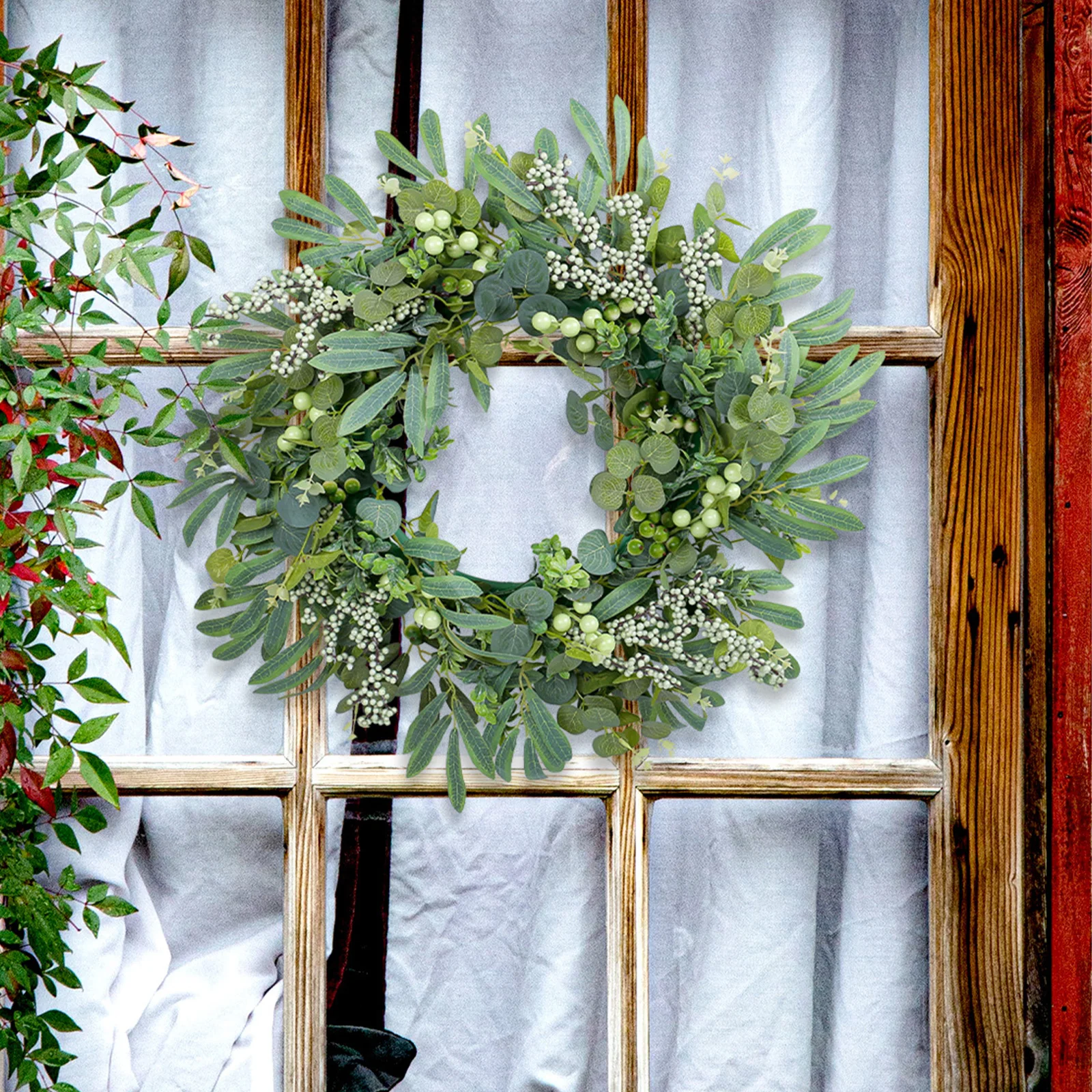 Венок из ягод и эвкалипта 50-сантиметровый праздничный подвесной на дверь