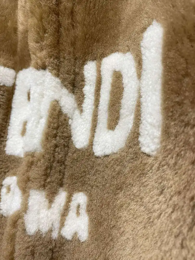 Модный Топ В Стиле Fendi От КлассичесКой Мужской ЗвеЗды Подиума С Таким Же Плюшевым Жакетом