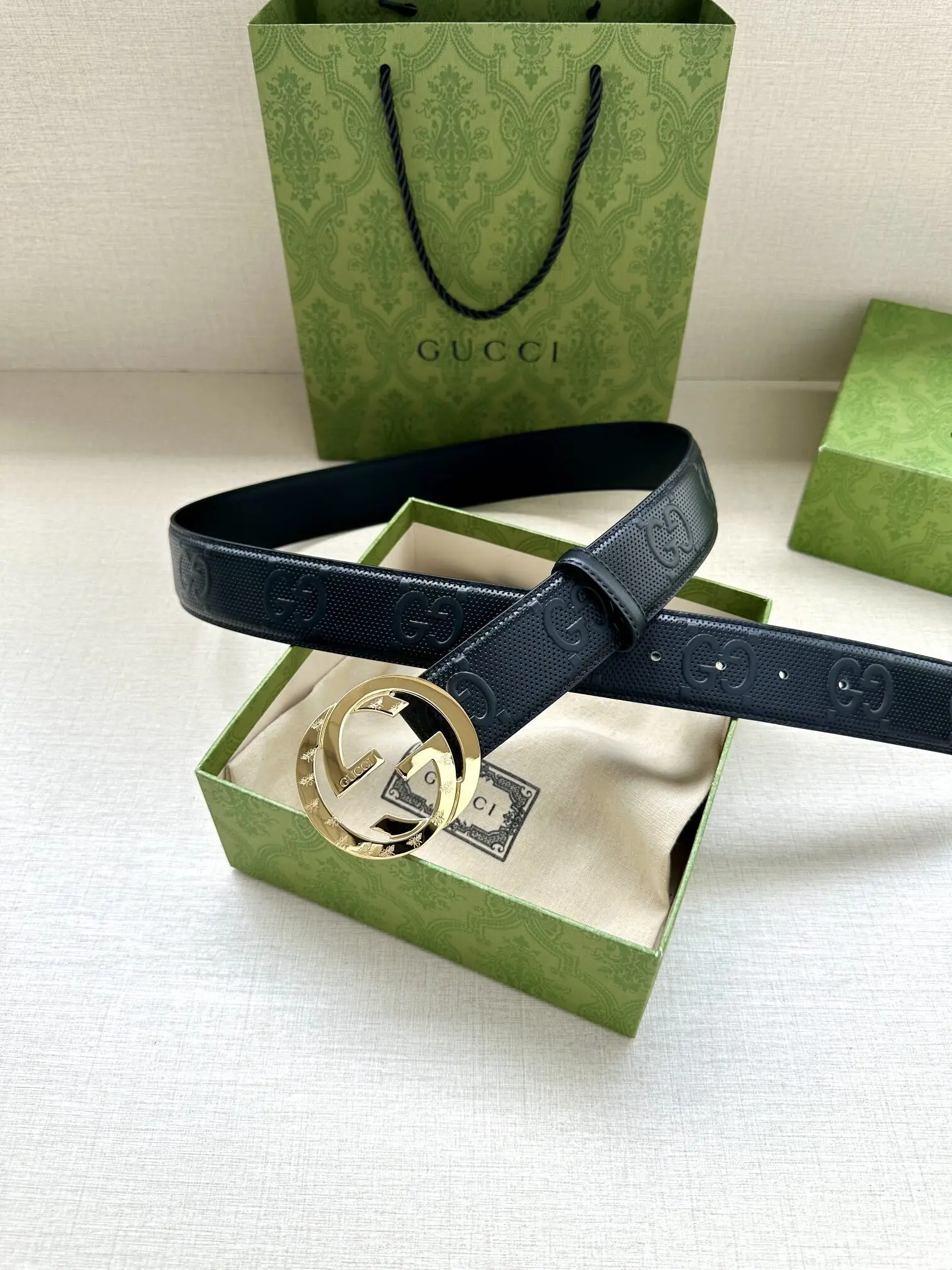 Ремень Gucci с двойной пряжкой G и фруктовой отделкой