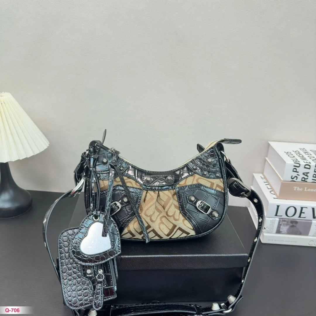 Новая модель из высококачественной кожи с одним плечом представленная в Париже