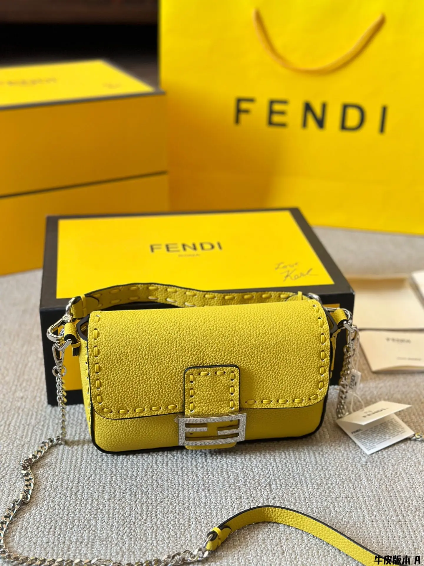 Женская сумочка Fendi изготовлена из высококачественной кожи повторяющейся на