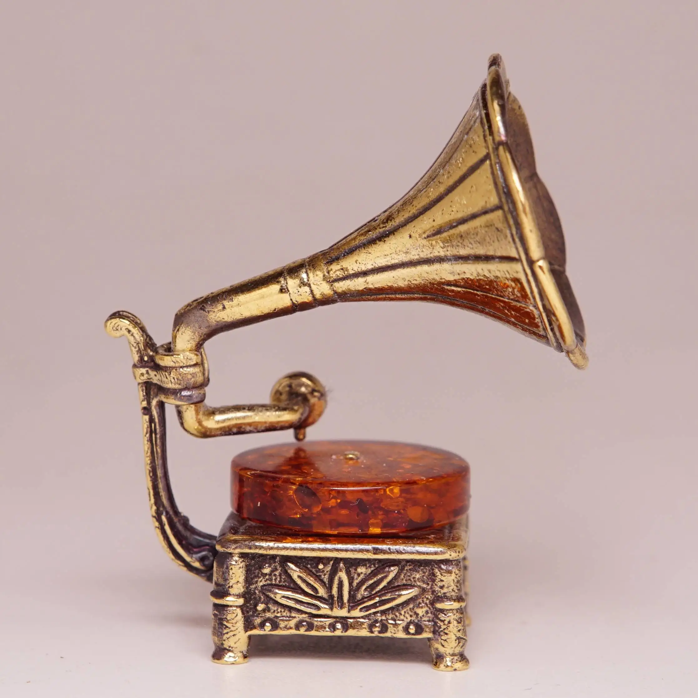 статуэтки граммофон