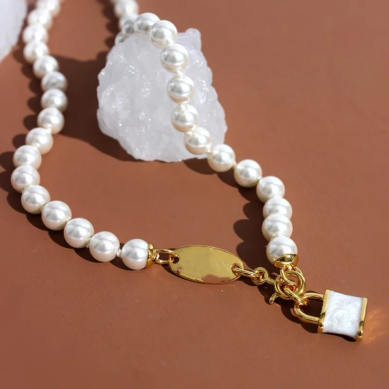

European and American 2023 Punk Queen Mother Pearl Saturn Necklace Enamel Small Lock Pendant Necklace Female Clavicle Chain