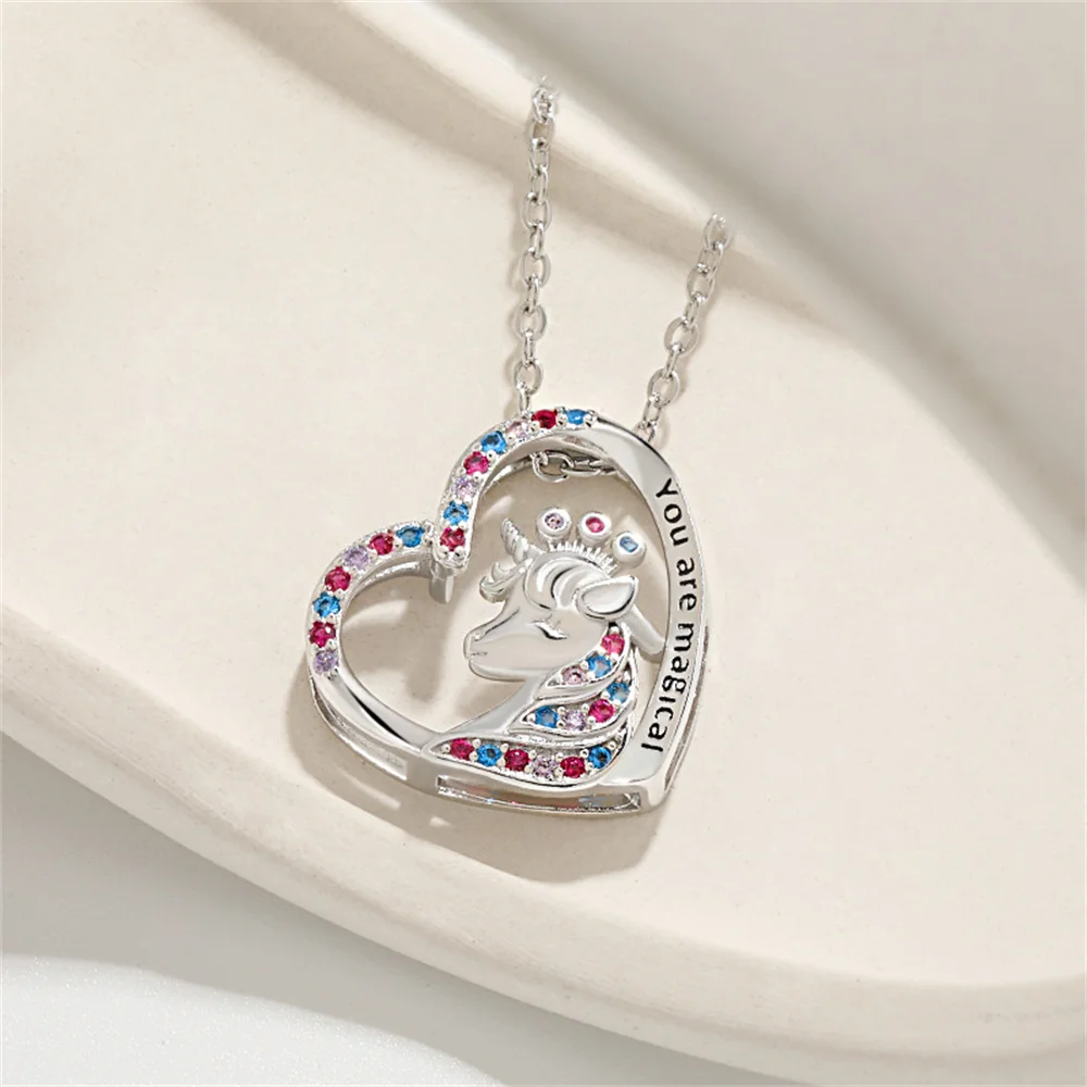 Женская разноцветная подвеска в виде лошади |