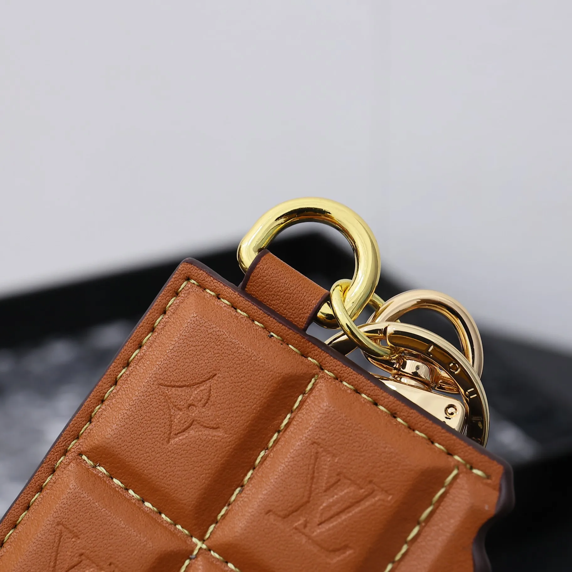 копия 1: 1 Ювелирный Брелок LV Louis Vuitton CHOCOLATE BAR FIGURIN