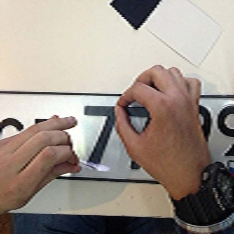 Накладка на номера автомобиля для скрытия номера. Листик на номер. Как можно закрывать номером. Плёнка на гос номера от камер. Закрыть номер автомобиля.