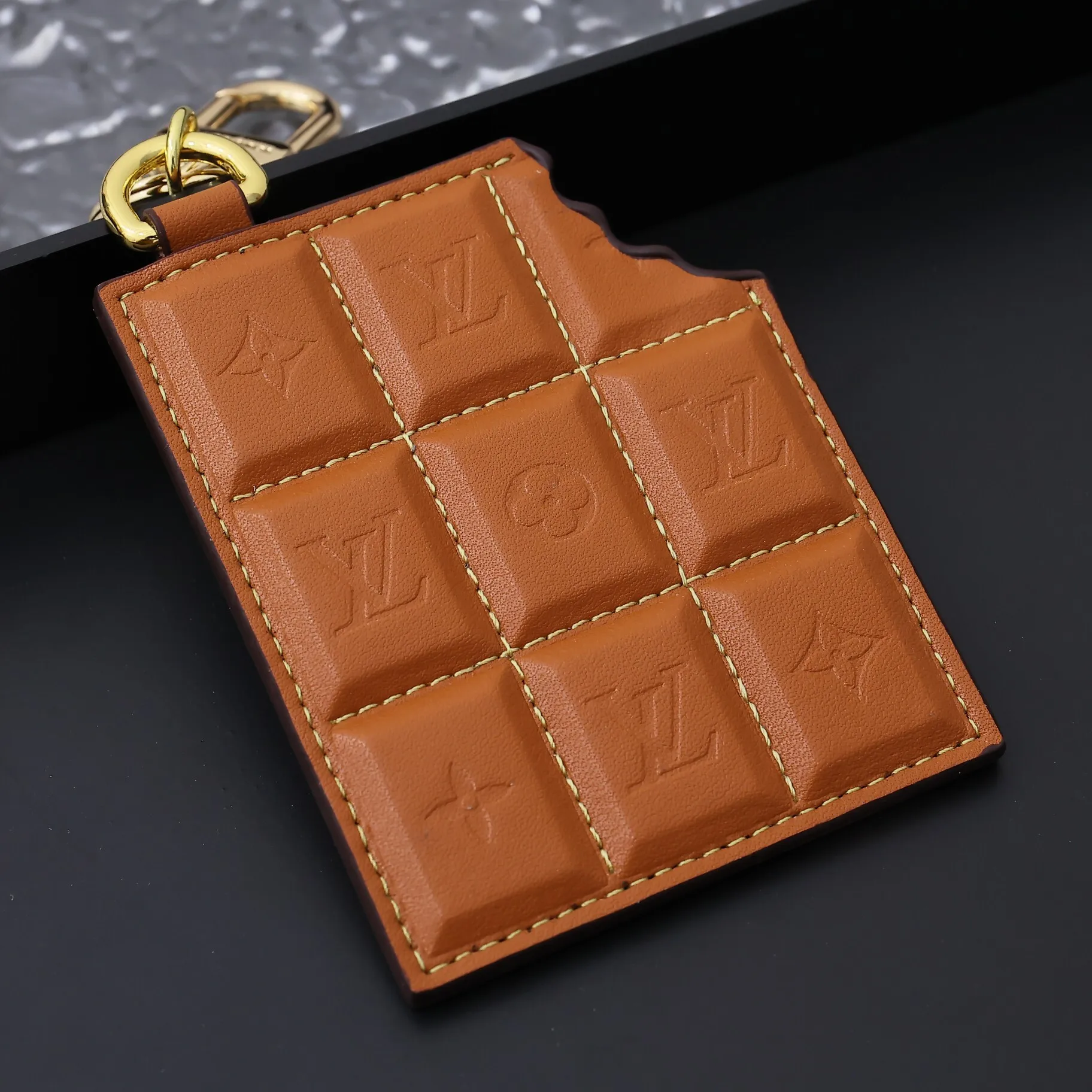 копия 1: 1 Ювелирный Брелок LV Louis Vuitton CHOCOLATE BAR FIGURIN