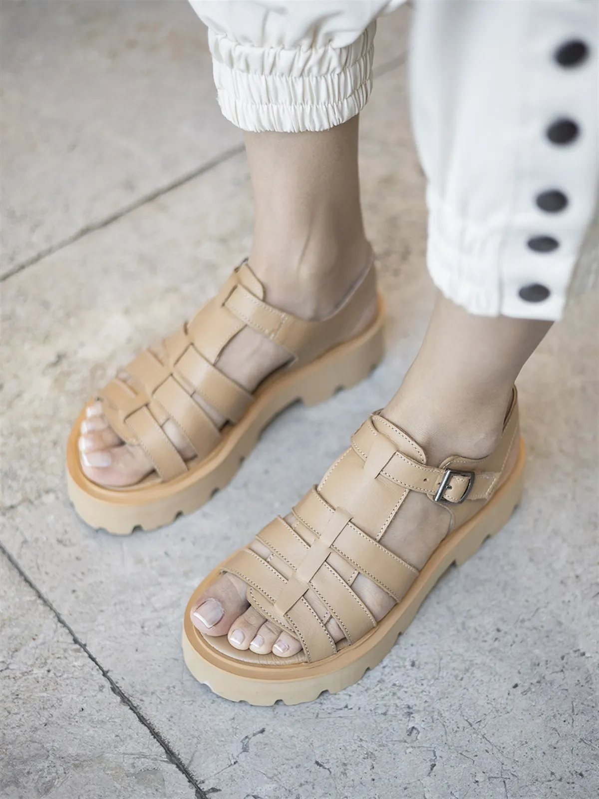 

Nude Genuine Leather Flat Sole Women Sandals Gladiator Rome Style EVA Platform Flat Sole High Quality 2022 Summer Designer Girl