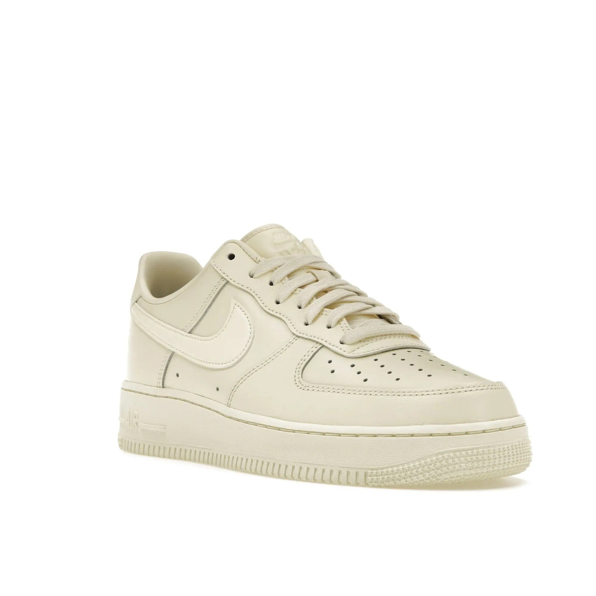 Nike Air Force 1 07 DM0211 101