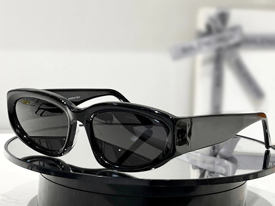 

Sunglasses For Women Men Summer 0157 Style Anti-Ultraviolet Retro Plate Full Frame Glasses Random Box