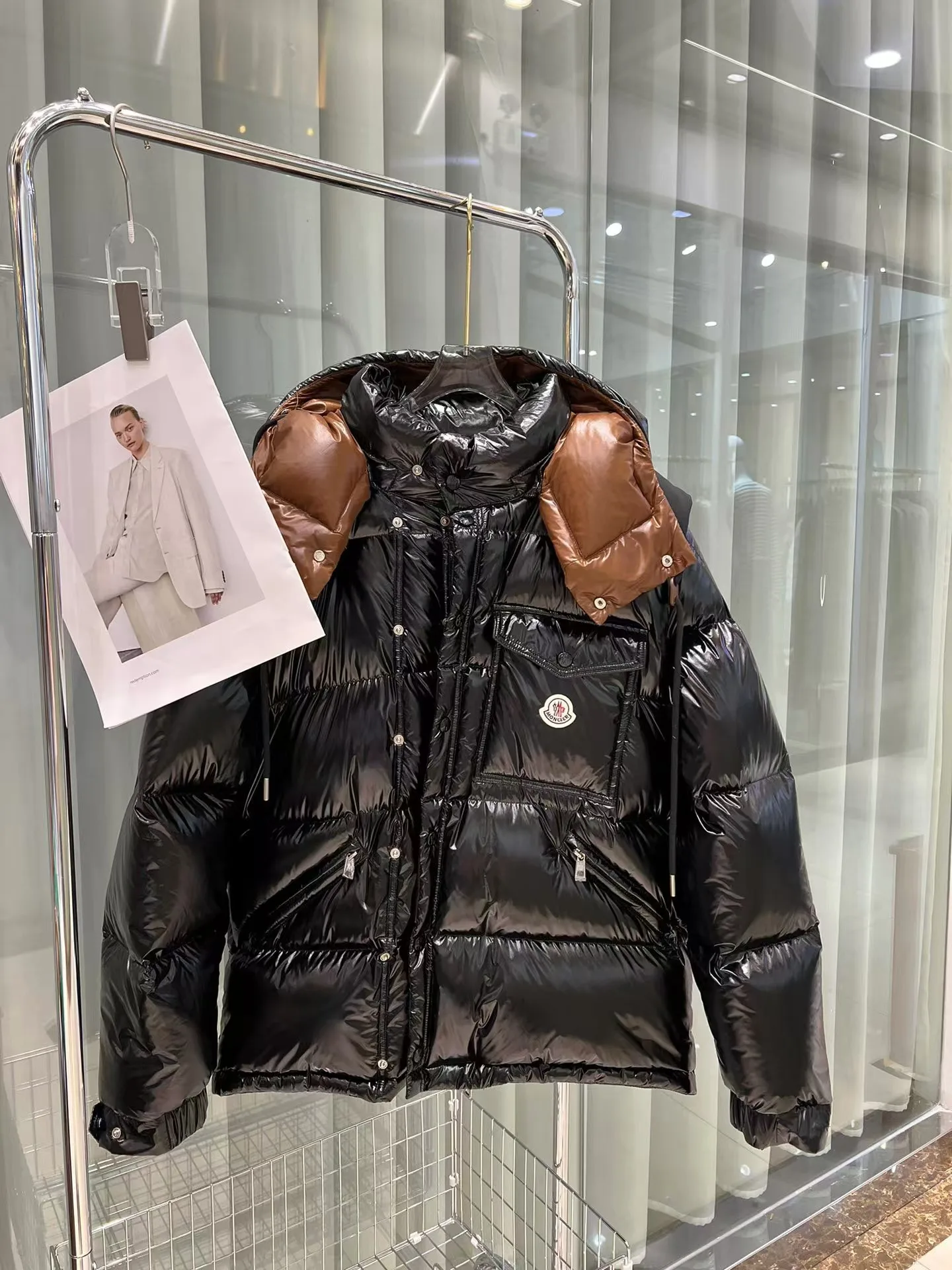 Женский пуховик с отложным воротником