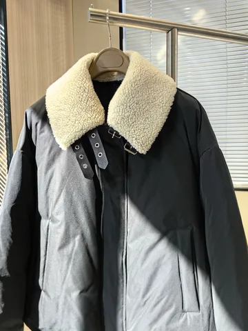 Зимний простой пуховик с воротником из овчины