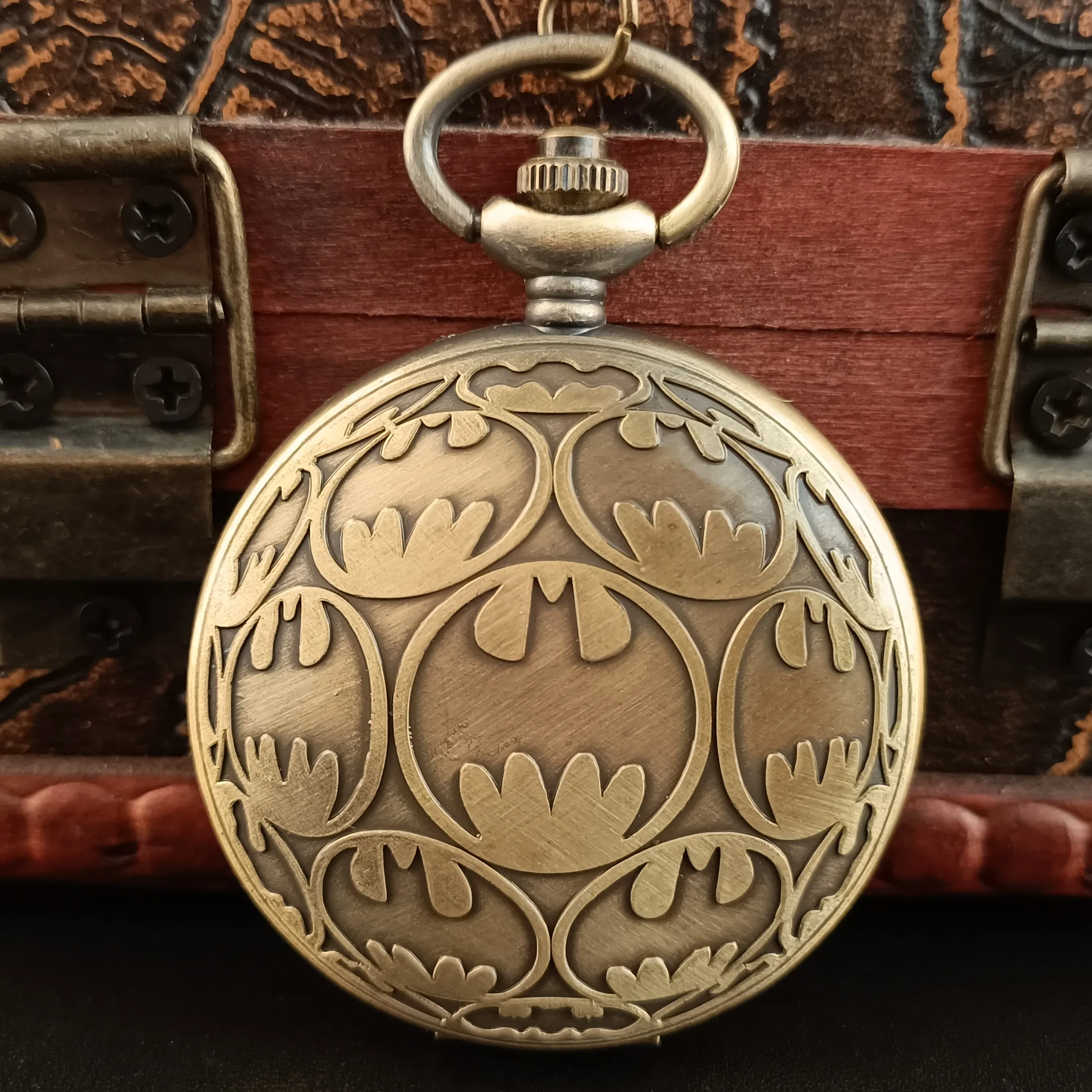 Кварцевые карманные часы в стиле ретро