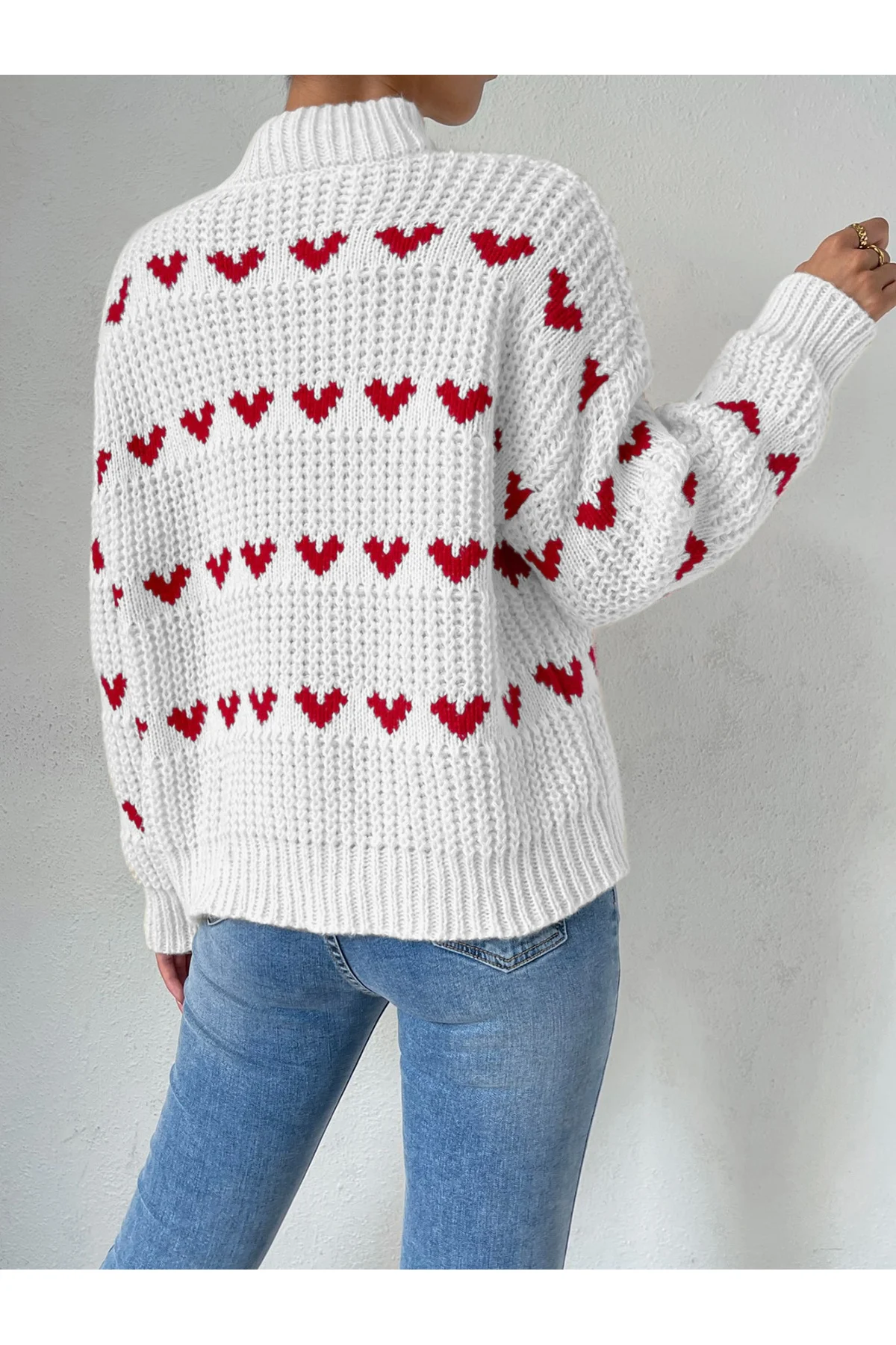 Белый свитер с сердечками