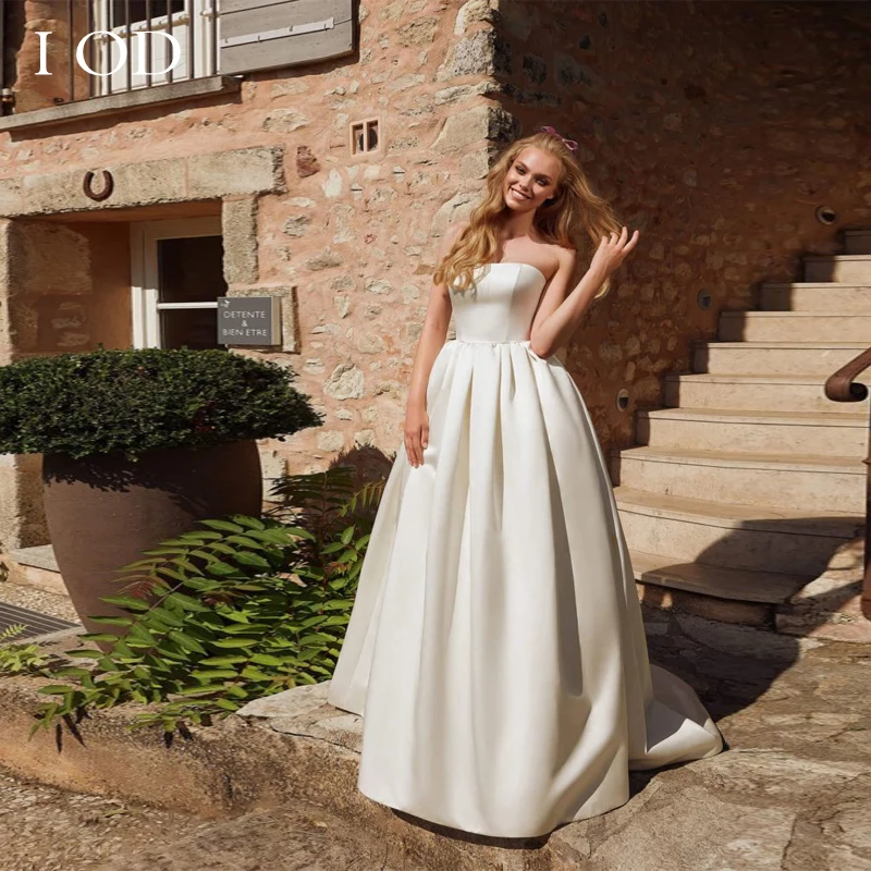 

Платье свадебное атласное ТРАПЕЦИЕВИДНОЕ без бретелек, с вырезом лодочкой и пуговицами на спине