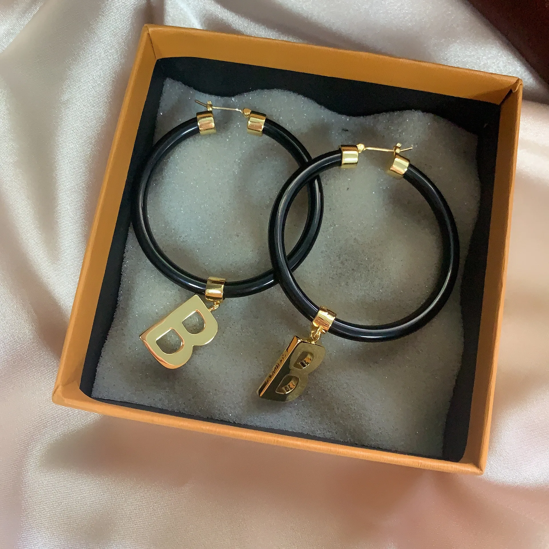 

Модные дизайнерские серьги-подвески в стиле ретро с большими кольцами и надписью B, шикарные серьги из смолы