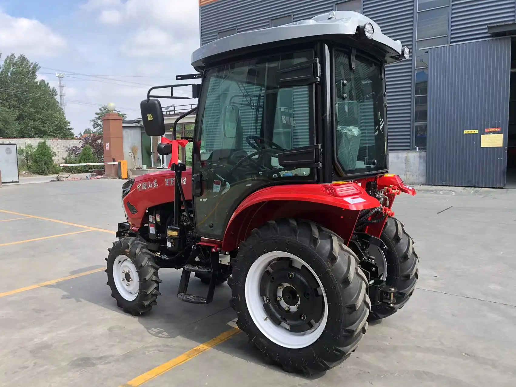 4-колесный сельскохозяйственный трактор мощностью 50 л.с. с роскошной кабиной