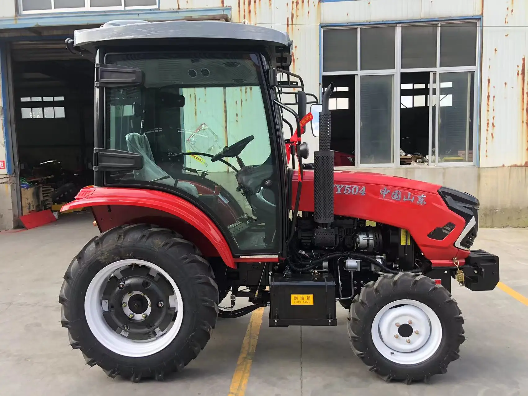 4-колесный сельскохозяйственный трактор мощностью 50 л.с. с роскошной кабиной