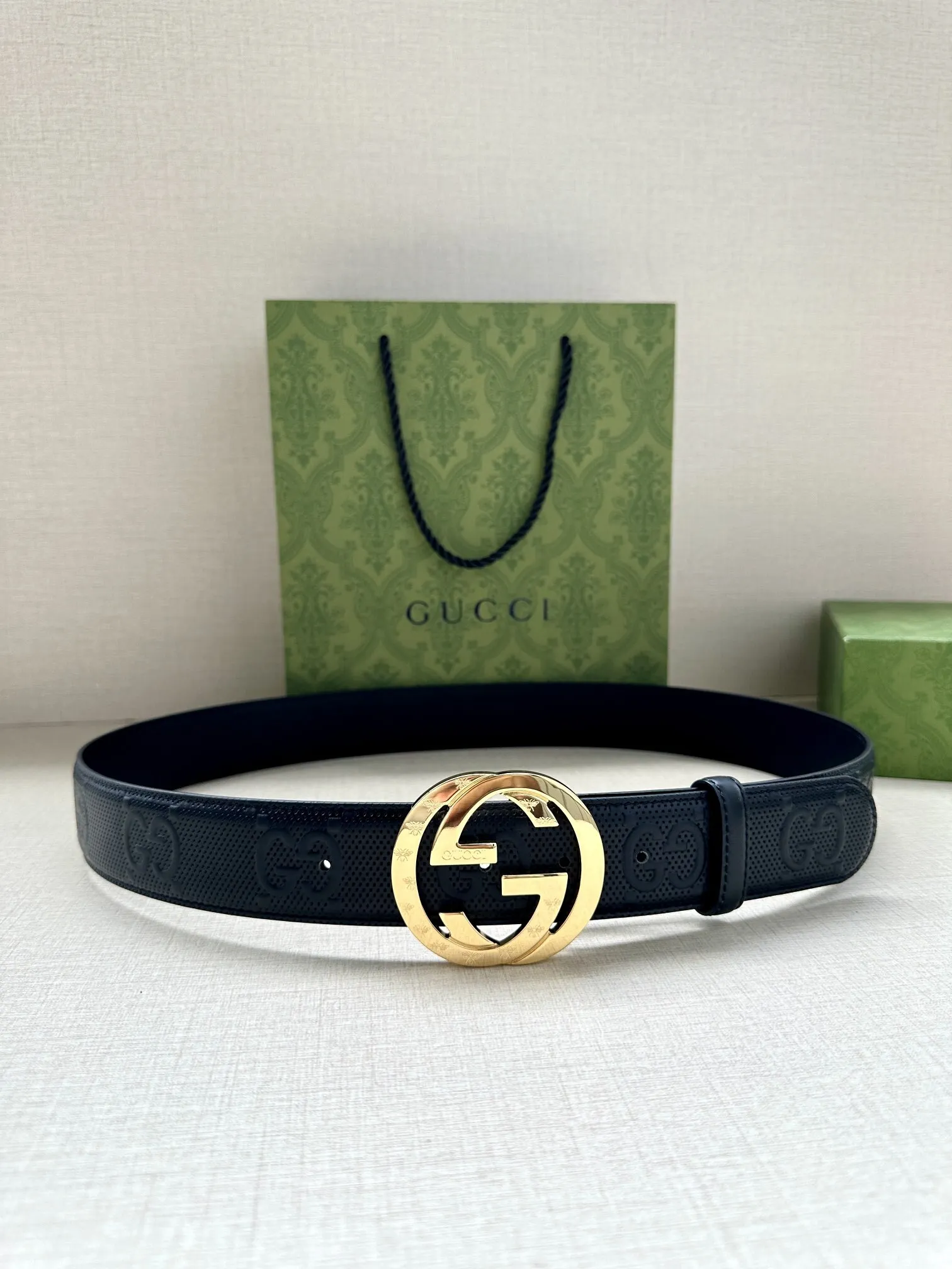 Ремень Gucci с двойной пряжкой G и фруктовой отделкой