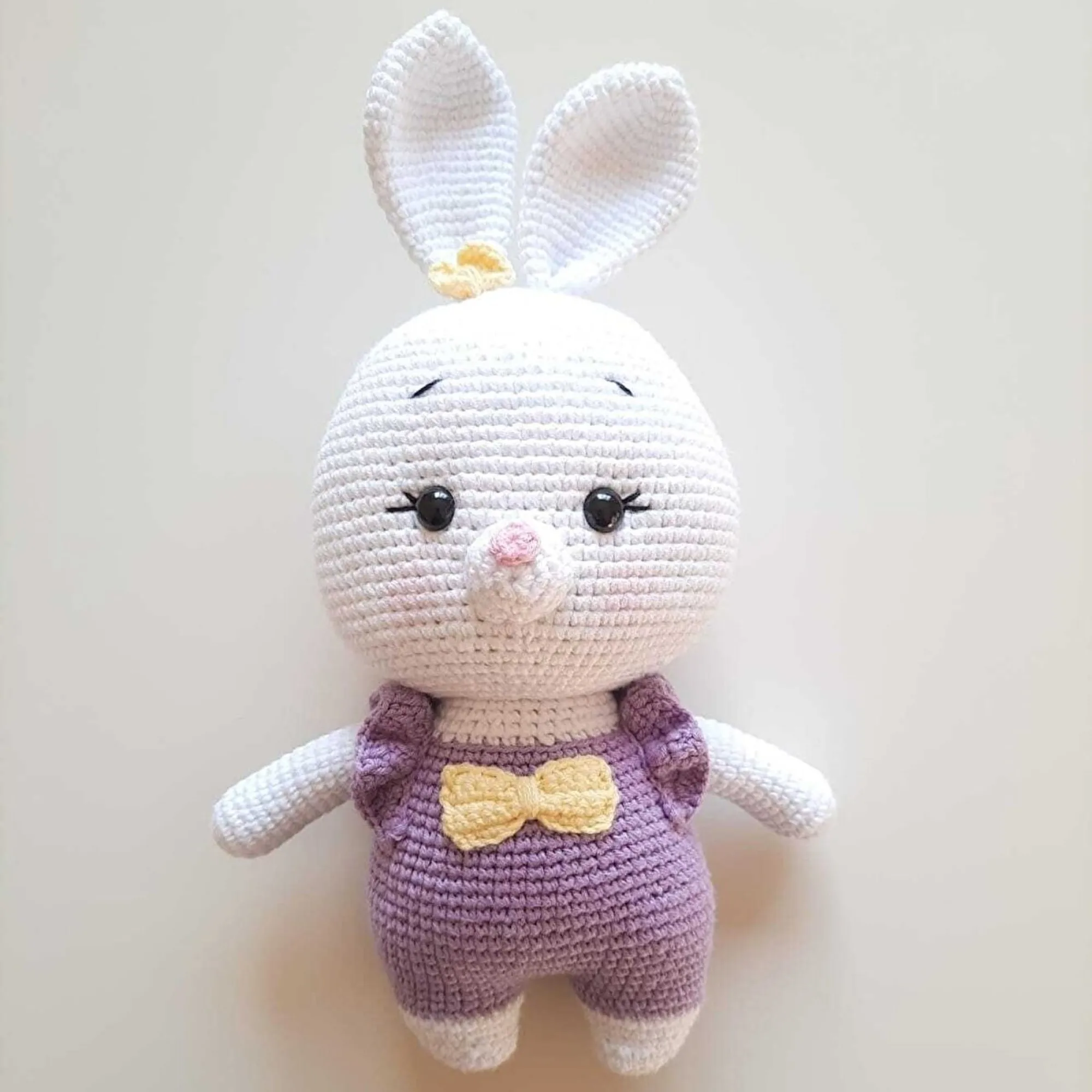

Пухлый кролик Amigurumi в сиреневом комбинезоне, Органическая вязаная игрушка-животное, моющиеся куклы ручной работы, спутник для сна новорожде...
