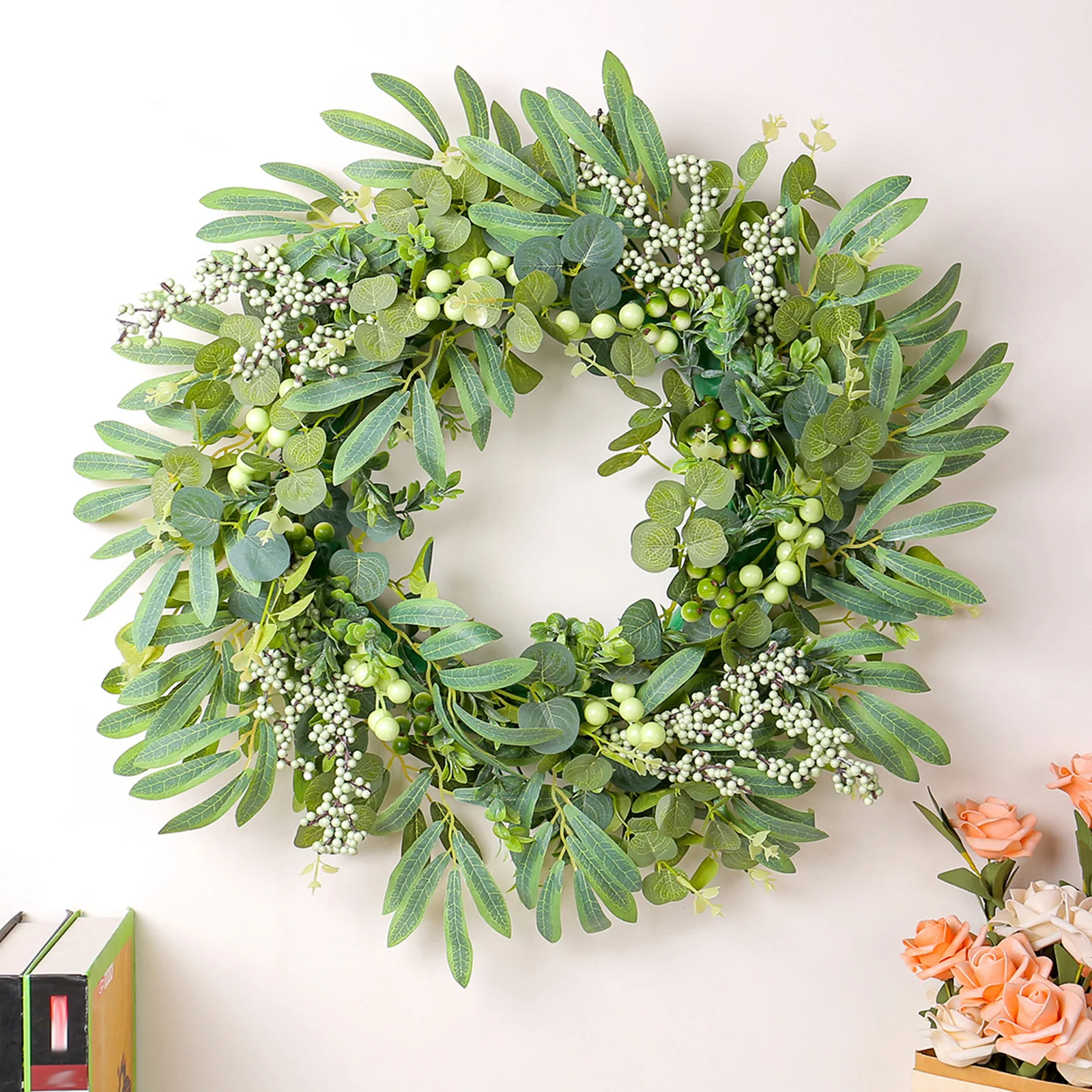 Венок из ягод и эвкалипта 50-сантиметровый праздничный подвесной на дверь
