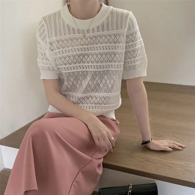 Женская тонкая футболка с круглым вырезом и рукавом до локтя