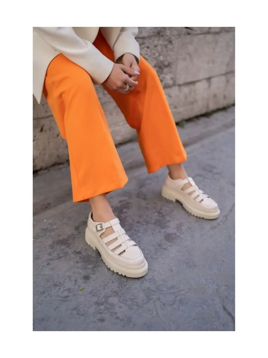 

Босоножки из натуральной кожи с ремешком на щиколотке и легкой подошвой