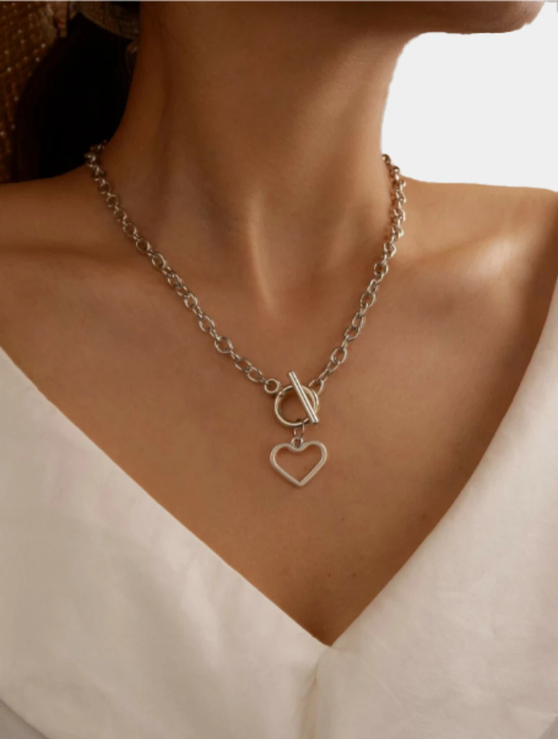 цепочка с кулончиком в виде сердечка. чокер с кулоном. цепочка с кулончиком сердечко. тонкие цепочки с подвесками. цепочка с сердечком на шею.