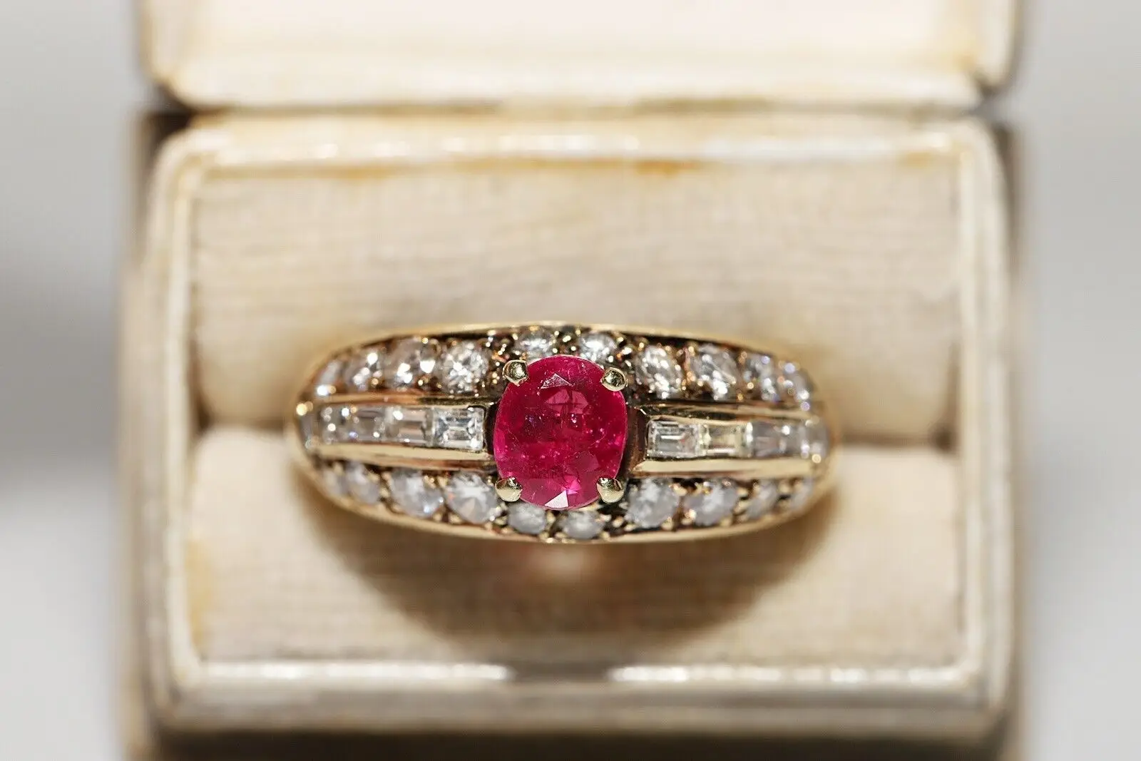 

Кольцо из 18-каратного золота с натуральными бриллиантами и рубинами