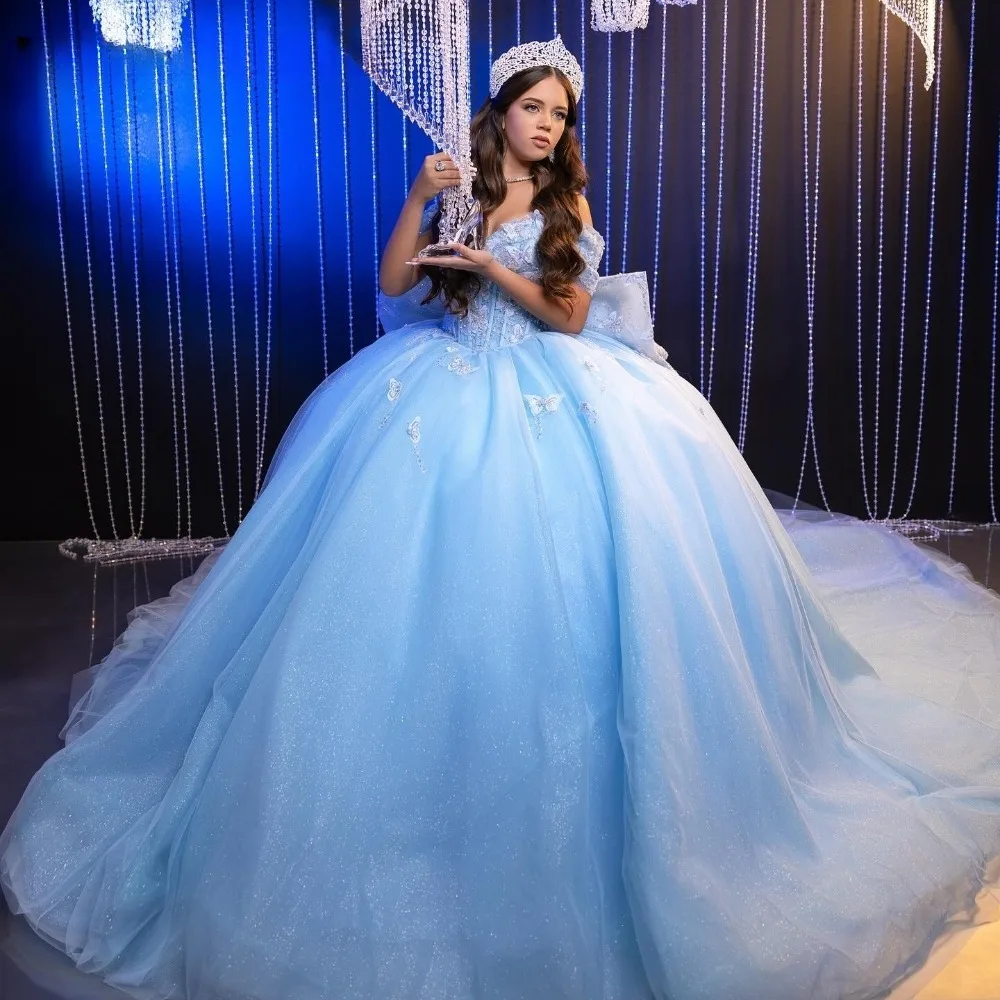 Фото Роскошное небесно-голубое платье Quinceanera с открытыми плечами и аппликацией в виде бабочки, расшитое бисером и бантом, торжественное бальное платье Sweet 16, Vestido De 15 Anos №1