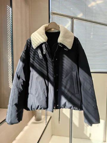 Зимний простой пуховик с воротником из овчины