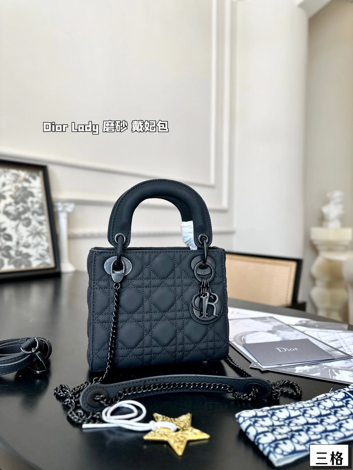 В стиле копии 1:1 Парных золотых звездочек Dior размером 18