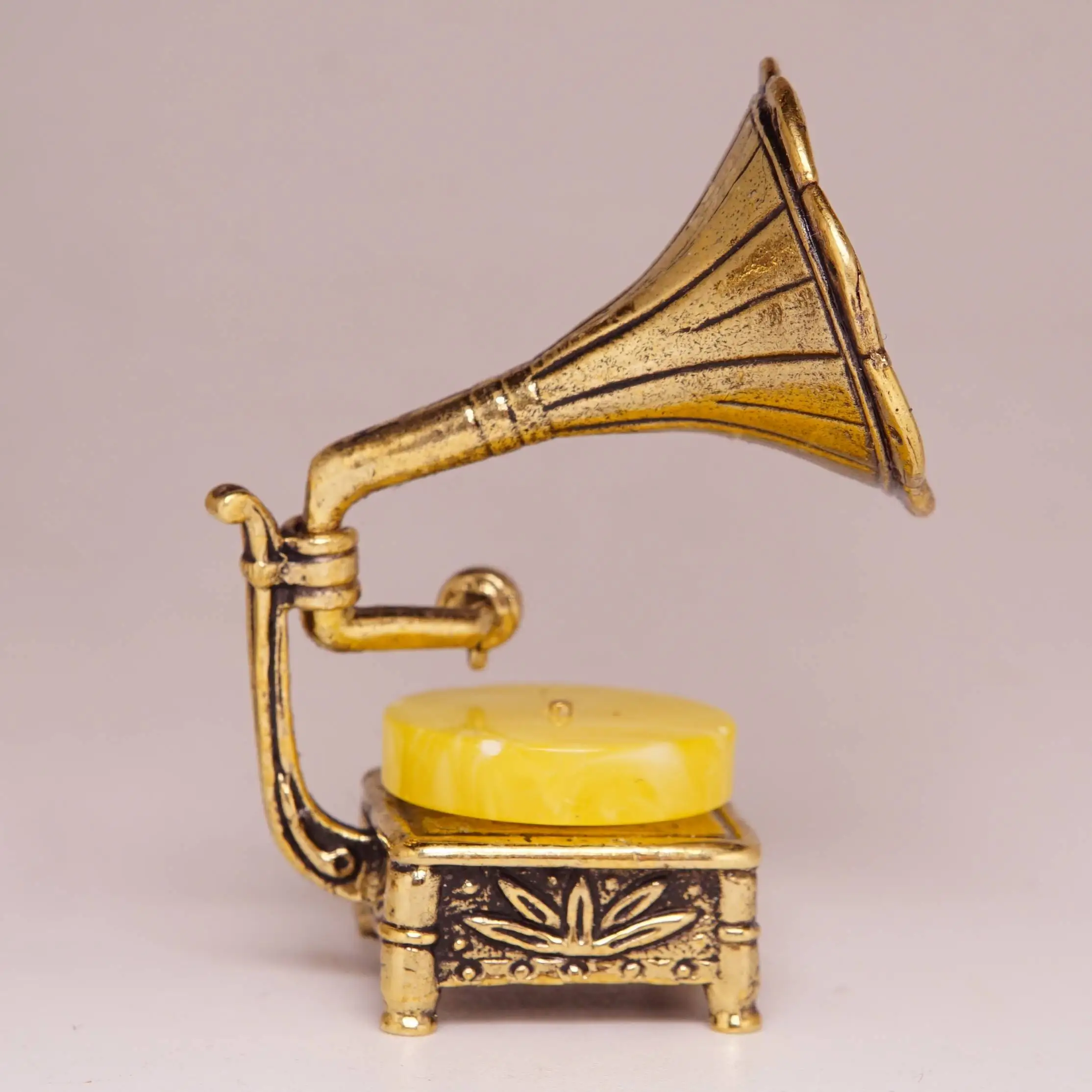 премия золотой граммофон статуэтка. золотой граммофон статуэтка. статуэтка грэмми металлика. статуэтка граммофон.