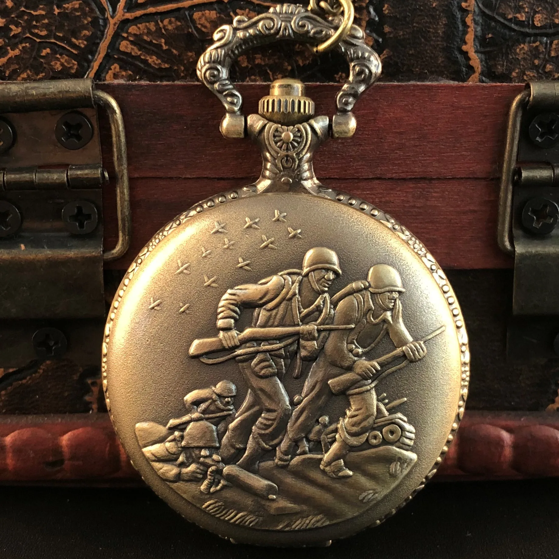 Винтажные кварцевые карманные часы для мужчин, коллекция военного дизайна, бронзовый античный брелок на цепочке, часы, ожерелье, кулон, пода...